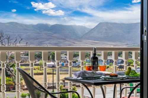 une table sur un balcon avec vue sur les montagnes dans l'établissement Lahaina Shores Beach Resort 206, à Wainee