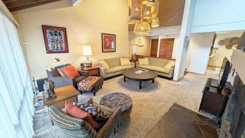 un soggiorno con divani e TV di Meadow House 42 a Sunriver