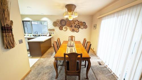 una sala da pranzo con tavolo e sedie in legno di Meadow House 42 a Sunriver