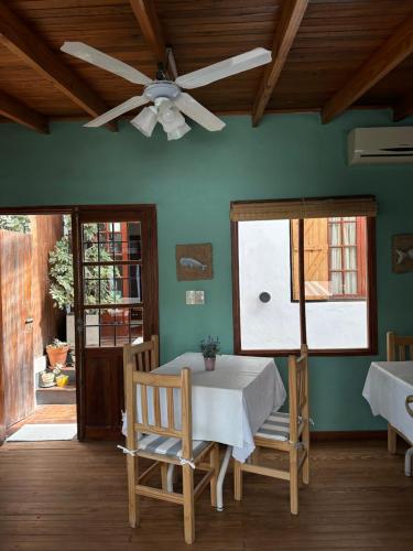 een eetkamer met een plafondventilator en een tafel en stoelen bij Hostería Isabel in Las Grutas