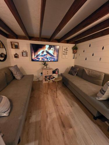 Posezení v ubytování Nordik Spa Cabin - Hot Tub & Sauna - Winter Escape