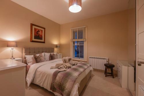 Postel nebo postele na pokoji v ubytování The Guildhall Retreat Macc Central