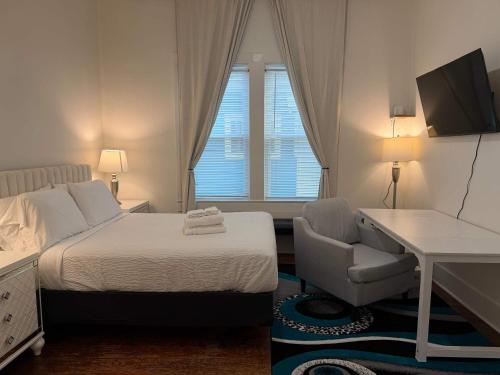 Кровать или кровати в номере Modern Cajun Retreat Near Downtown