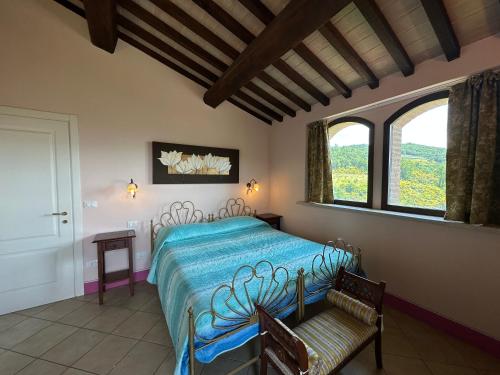 een slaapkamer met een bed en twee stoelen en een raam bij Villa Mario & Friends in Pozzo