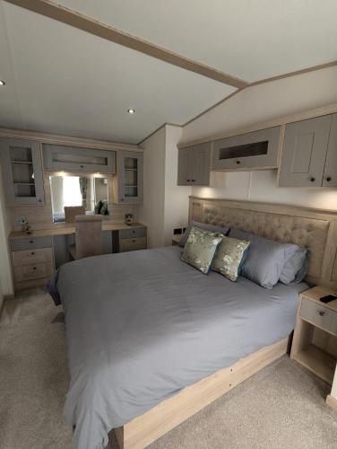 Giường trong phòng chung tại ABI Beaumont Luxury Caravan, Steps from Durdle Door