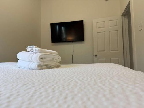 Кровать или кровати в номере Modern Cajun Retreat Near Downtown