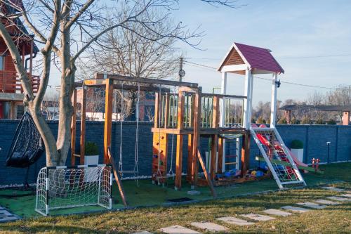 Legeområdet for børn på The V House Luxury A-Frame with Private Pool