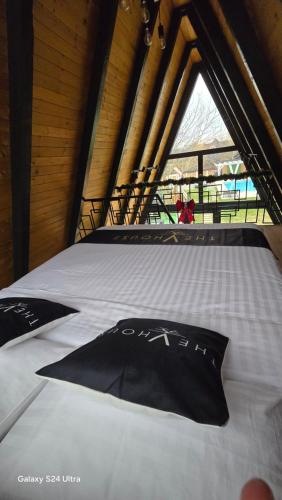 En eller flere senge i et værelse på The V House Luxury A-Frame with Private Pool