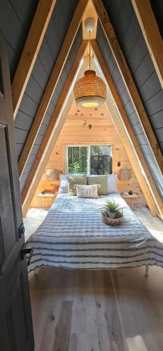 Postel nebo postele na pokoji v ubytování Nordik Spa Cabin - Hot Tub & Sauna - Winter Escape