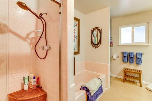 uma casa de banho com um chuveiro e uma banheira em Quiet Home Less Than 1 Mi to Lake Gregory and Dtwn Crestline em Arrowhead Highlands