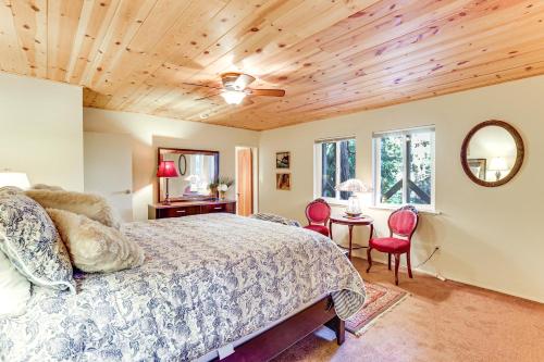 um quarto com uma cama e um teto de madeira em Quiet Home Less Than 1 Mi to Lake Gregory and Dtwn Crestline em Arrowhead Highlands