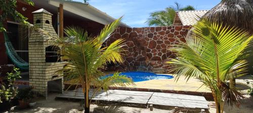 Bazén v ubytování Cris Beach House nebo v jeho okolí