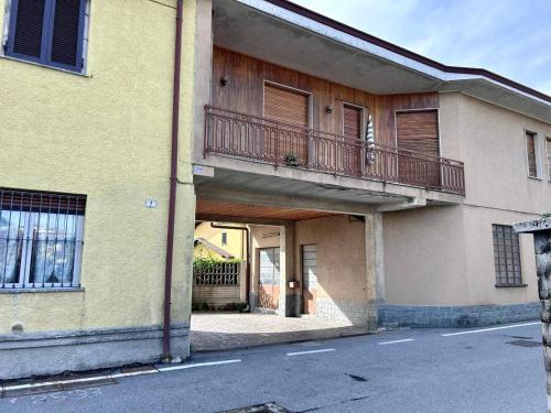 a building with a balcony on the side of it at Casa Lucia a Carugo in Carugo
