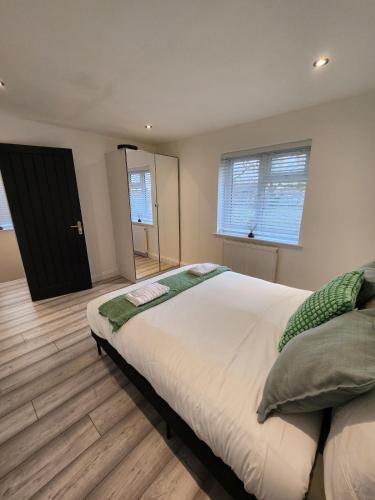 Postel nebo postele na pokoji v ubytování Beautiful, 2 Bedroom House in Tonbridge