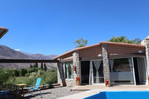 een huis met uitzicht op de bergen bij Cabañas Los Cardones Tilcara in Tilcara