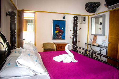 ein Schlafzimmer mit einem Bett mit einem Schwan darauf in der Unterkunft Departamento con servicio de hotel in Cuernavaca