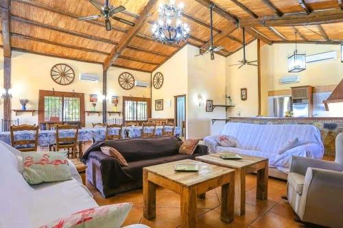 ein großes Wohnzimmer mit Sofas und einem Tisch in der Unterkunft La Naranja Dulce CASA RURAL in La Carlota