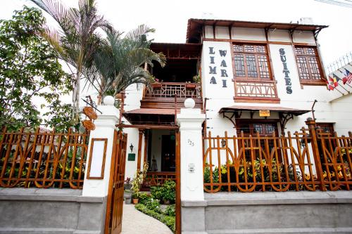 uma casa branca com um portão e um alpendre em Lima Wari Hotel Boutique em Lima