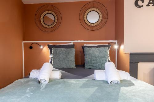 Schlafzimmer mit einem Bett mit zwei Spiegeln an der Wand in der Unterkunft LE CATELE - Studio RIOM - 3 pers - Vulcania - Puy de Dôme - Proche Clermont Ferrand in Riom