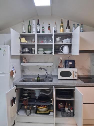 Кухня или мини-кухня в Dongpirang Private Pension #jungangmarket #petfriendly
