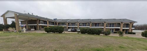 a large building with a lot of windows at Executive Inn in Fort Worth