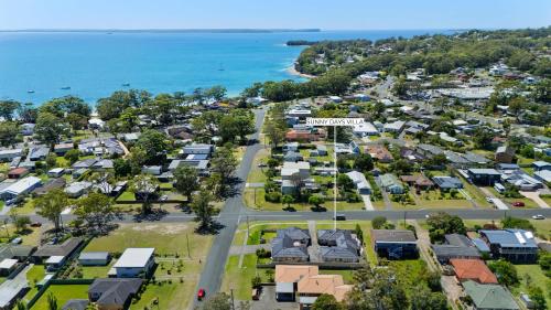 eine Luftansicht einer Stadt mit Häusern und dem Meer in der Unterkunft Sunny Days Villa Vincentia in Vincentia