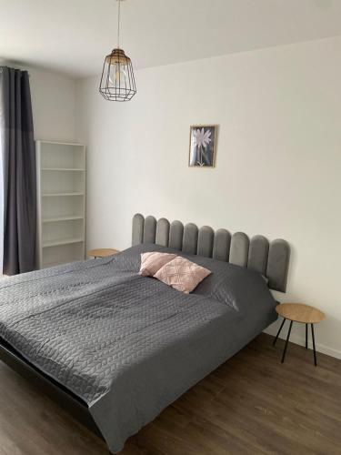 Una cama o camas en una habitación de Apartment MIKO, FREE GARAGE PARKING