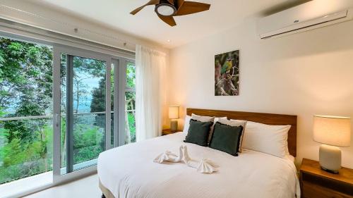 En eller flere senge i et værelse på New 4BDR Ocean Mountain View Villa - Mar a Mar