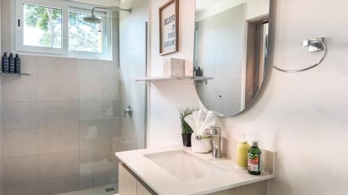 Et badeværelse på New 4BDR Ocean Mountain View Villa - Mar a Mar