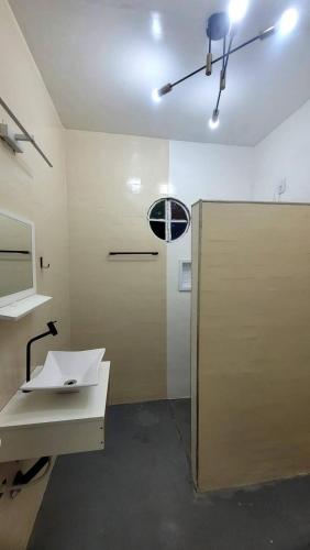 a bathroom with a sink and a sliding door at Pousada Gaturama Village in Corumbá