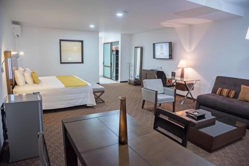 Hotel Fray Junipero Serra — Photo of the whole room