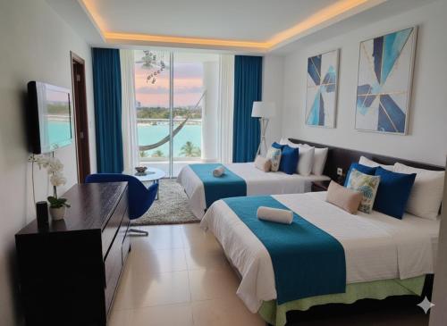 Rúm í herbergi á Palma Real Beach Club ABBY Tourism