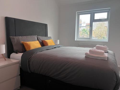 Postel nebo postele na pokoji v ubytování Modern 2-Bed House, Enfield- Parking, Quiet Area
