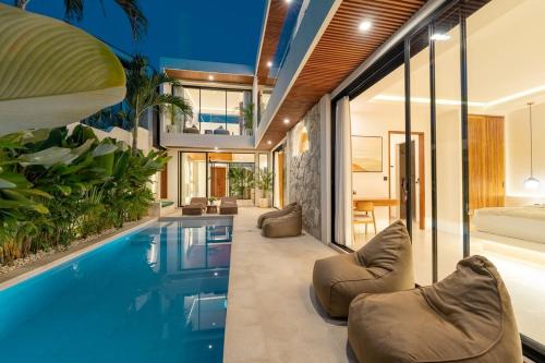 Πισίνα στο ή κοντά στο Brand-New Luxury Villa Jacuzzi, Pool & Cinema in Seseh