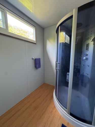 Habitación con ducha y ventana. en Villa Blue Lagoon Tahaa, en Tahaa