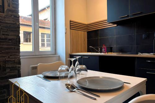 een keuken met twee kookplaten op een aanrecht bij Le Cocon Rollin - Moderne & Confort in Roanne