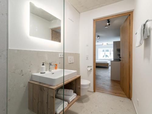 Hopfgarten Alpin Living Top 4 في هوبفغراتن إم بريكسنتال: حمام مع حوض ومرحاض