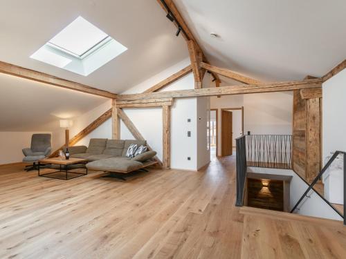 Hopfgarten Alpin Living Top 5 في هوبفغراتن إم بريكسنتال: غرفة معيشة مع أريكة ومدفأة