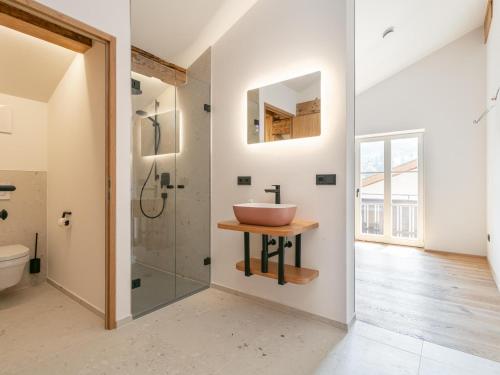 Hopfgarten Alpin Living Top 5 في هوبفغراتن إم بريكسنتال: حمام مع حوض ودش