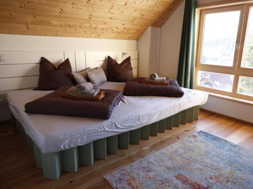 Un pat sau paturi într-o cameră la Designchalets Falkertsee