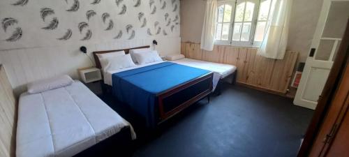 una camera da letto con due letti e una finestra di La Nona a General Belgrano