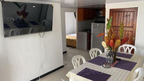 a kitchen with a table with a vase of fruit on it at La bendición de sunnyvale in La Vega