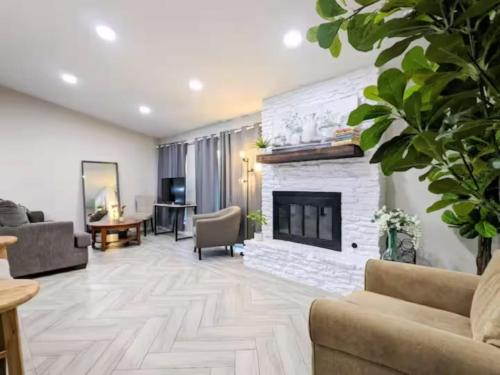 een woonkamer met een bank en een open haard bij Private Master Bedroom North Lamar in Austin