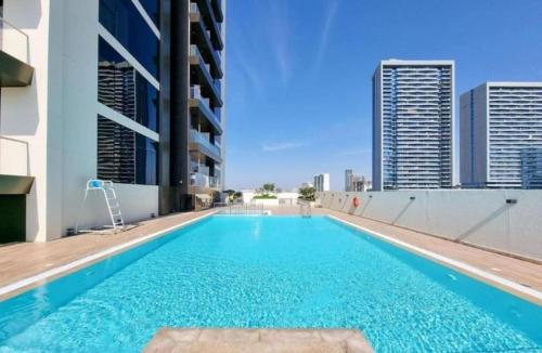 una piscina sul tetto di un edificio di Luxurious cozy studio a Dubai