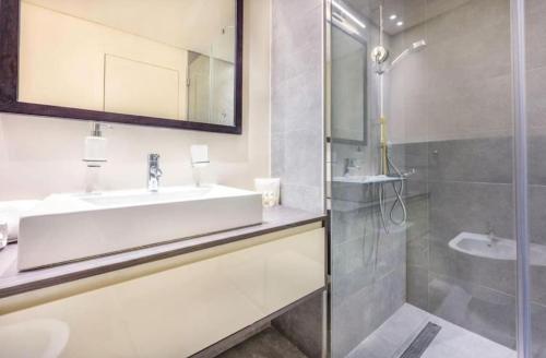 un bagno con lavandino e doccia di Luxurious cozy studio a Dubai