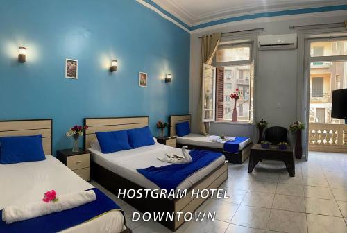 Una cama o camas en una habitación de Host-Gram Hotel & Suites Downtown