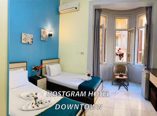 Una cama o camas en una habitación de Host-Gram Hotel & Suites Downtown