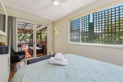 une chambre avec un lit avec une serviette dessus dans l'établissement Dorathee Cottage - Pet Friendly - Absolute Waterfront, à Gunderman