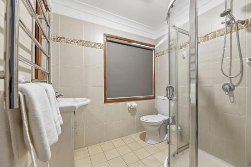 une salle de bains avec douche, toilettes et lavabo dans l'établissement Dorathee Cottage - Pet Friendly - Absolute Waterfront, à Gunderman
