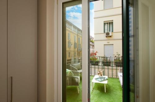 Stylish Apartment with Private Terrace & 2 Baths